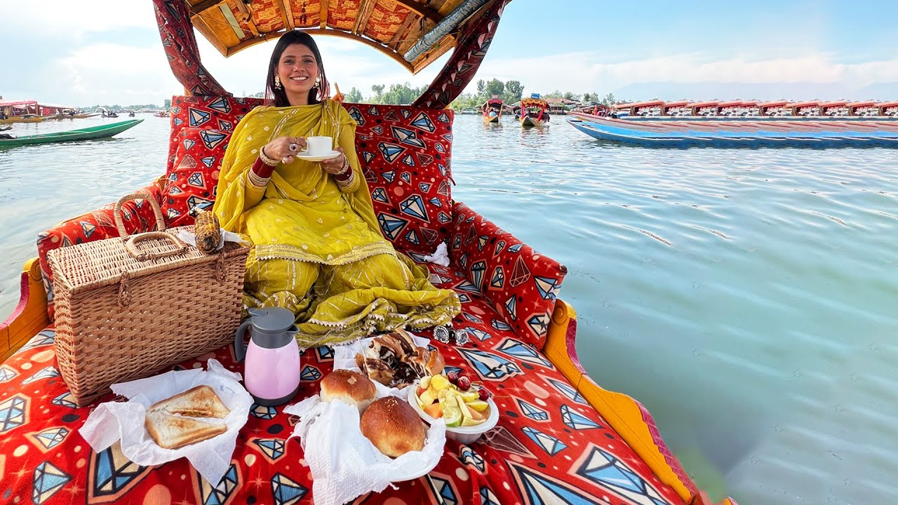 Most Amazing Shikara Ride in Kashmir 🔥