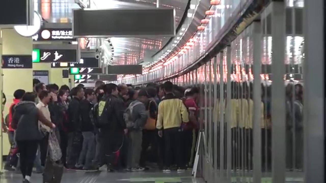 **港鐵西鐵綫列車單綫雙程由下行線返回上行線駛入南昌站一台 (南昌站電力故障)