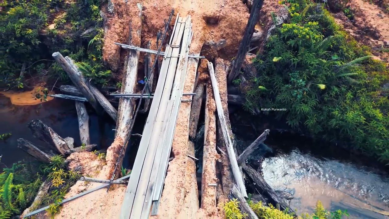 JEMBATAN KAYU DI RUAS JALAN LINAU - KUALA KURUN KABUPATEN GUNUNG MAS