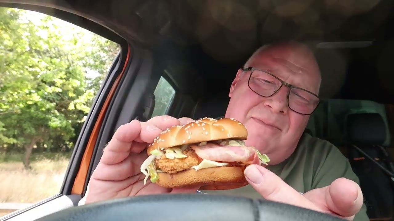 НОВИНКИ McDonald's: Hot Honey McCrispy и фраппе &laquo;Клубничная сахарная вата&raquo;