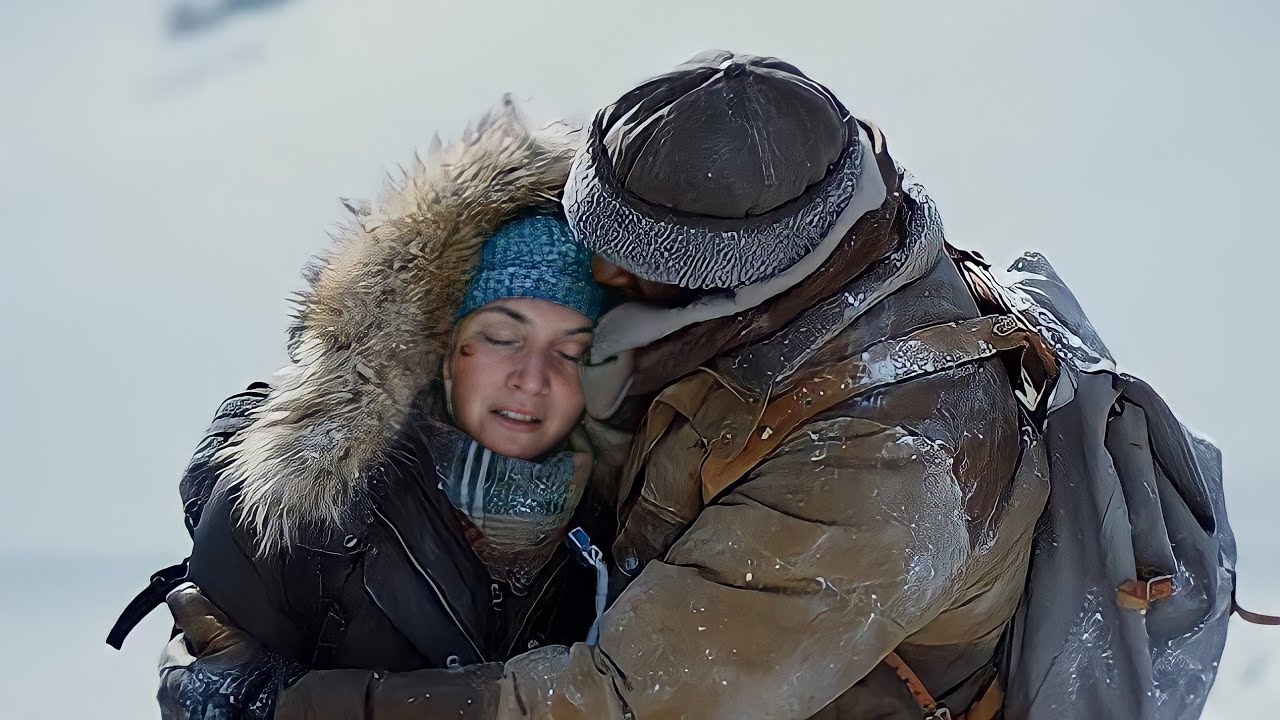 بتتحبس مع شخص ماتعرفهوش في الجليد فبتحبه هو وبتسيب فرحها عشانه 😃 The Mountain Between us