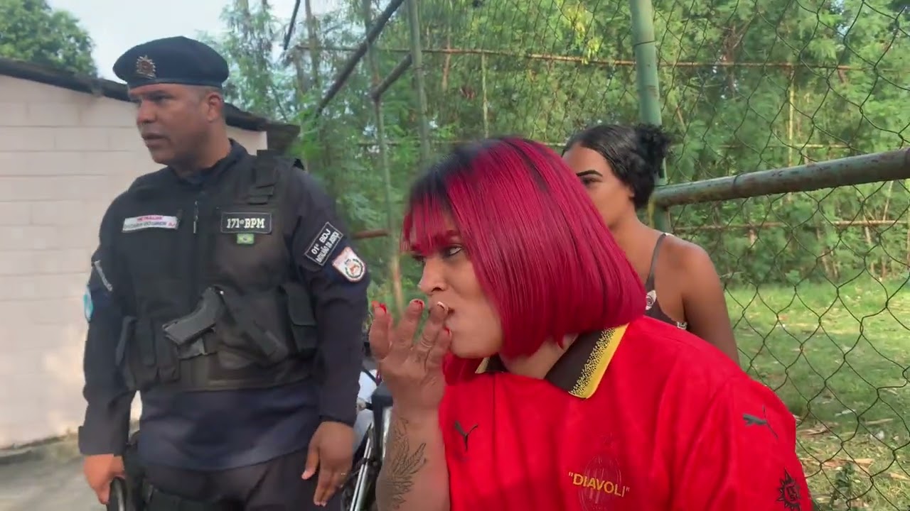 Pol&iacute;cia faz garotas comer a mac@nha pra ficar de exemplo