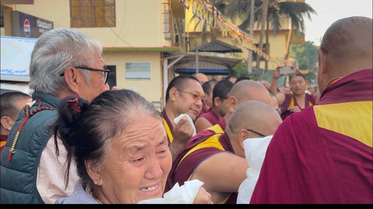 དགེ་ལུགས་འཐུན་སྤྱི་གཉིས་ལ་དྲང་བདེན་ལ་དགའ་བའི་དགེ་འདུན་པ་རྣམས་ཀྱིས་རྒྱབ་སྐྱོར་ཕེབས་བསུ་བྱེད་བཞིན་པ།