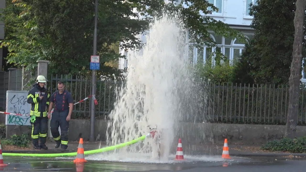 Defekter Unterflurhydrant - 10 Minuten Wasserfontäne bei Großbrand in Bonn am 03.08.19 + O-Ton