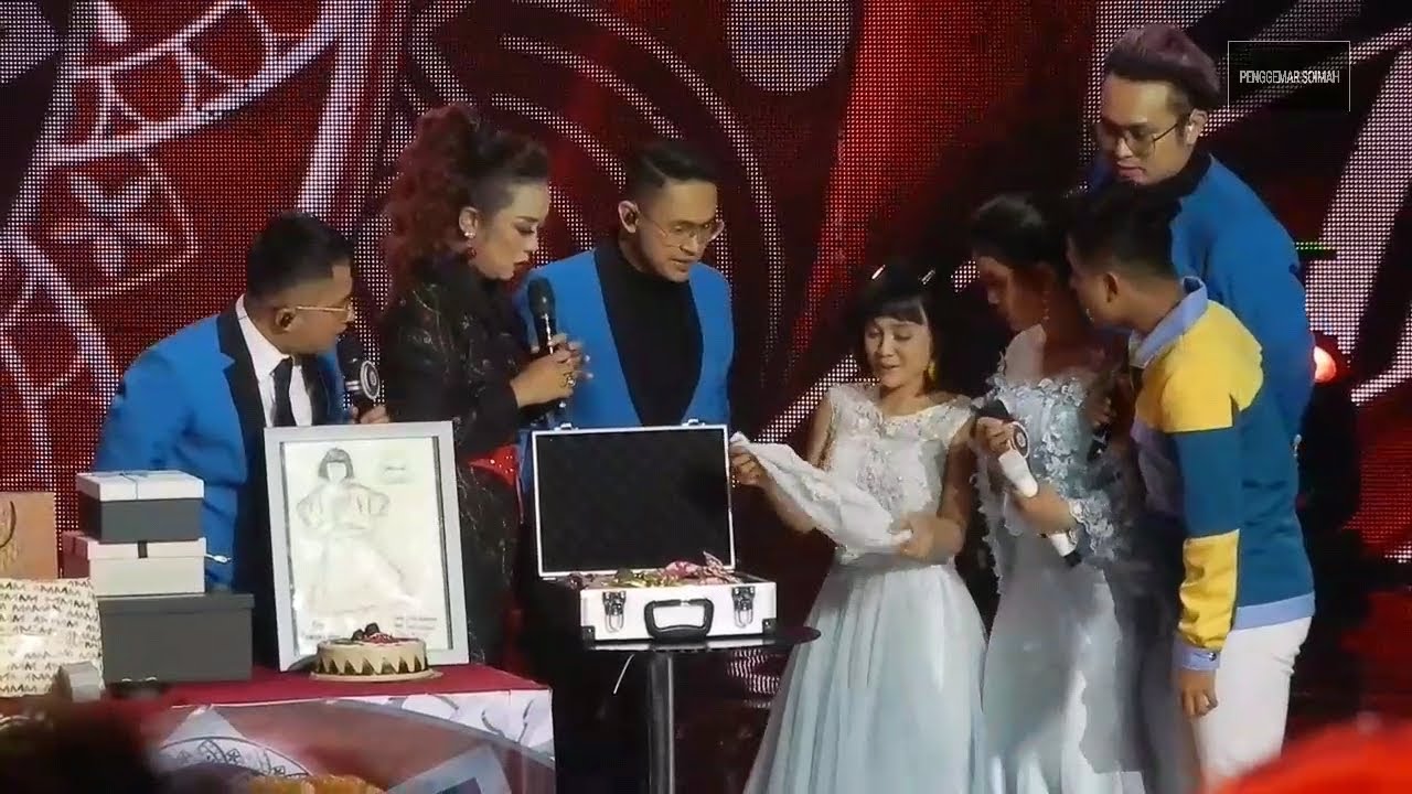 Tingkah Lucu Dini Saat Soimah Beri Hadiah Anting2 Dan Uang
