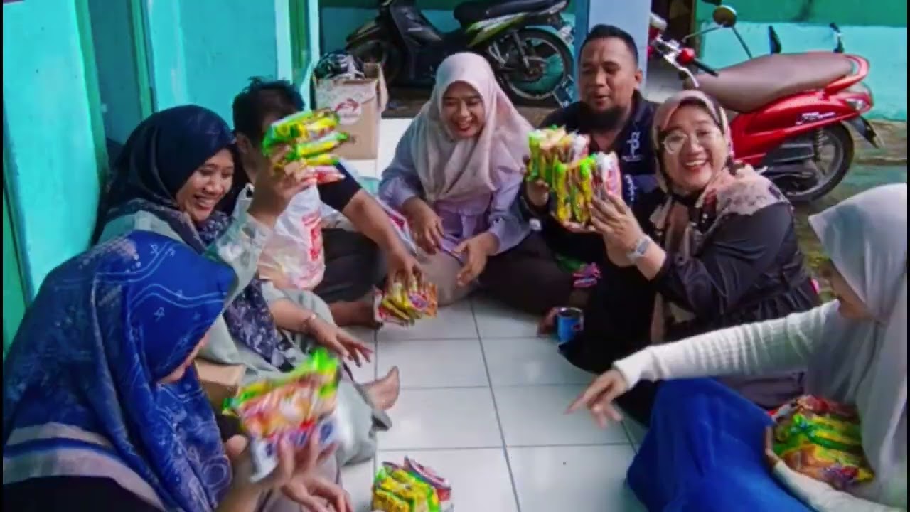 Keseruan 7bersaudara anak dari Bpk H. KHAERUDIN & ibu HJ. Raisah #tukarsnack #7bersaudara #tukarkado