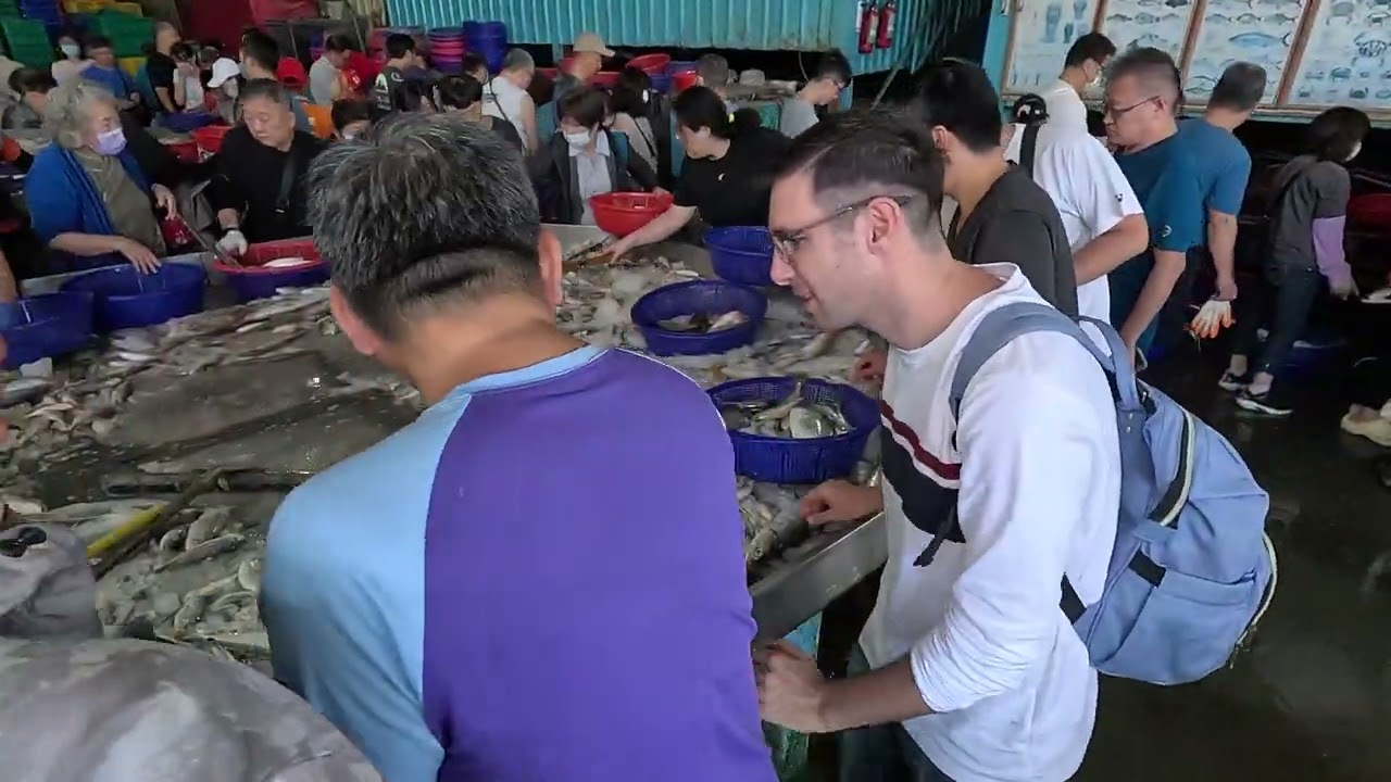 This Isn't Your Average Seafood Market! A Mesmerizing Look at a High Speed Fish Sorting Frenzy! 明發定置