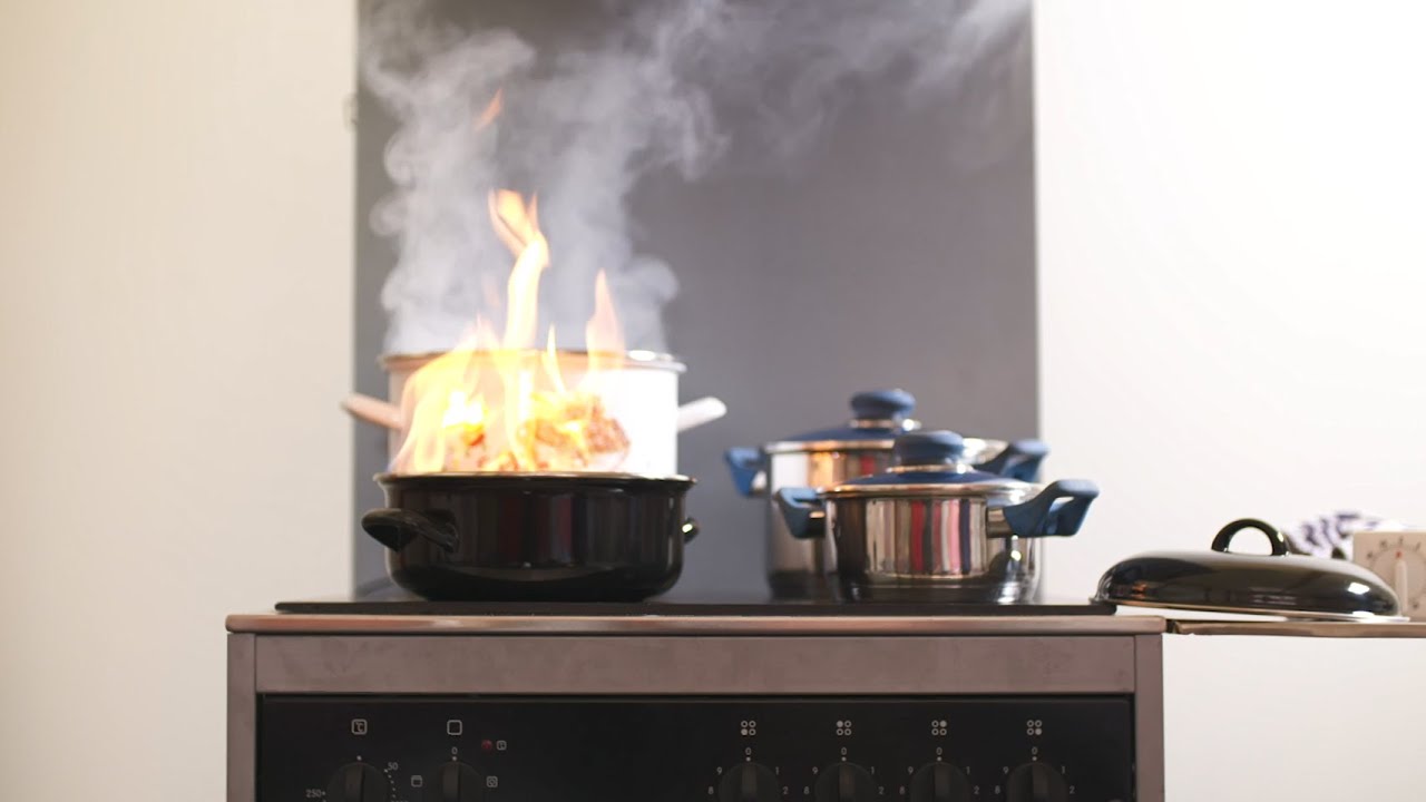 Wat te doen bij vlam in de pan
