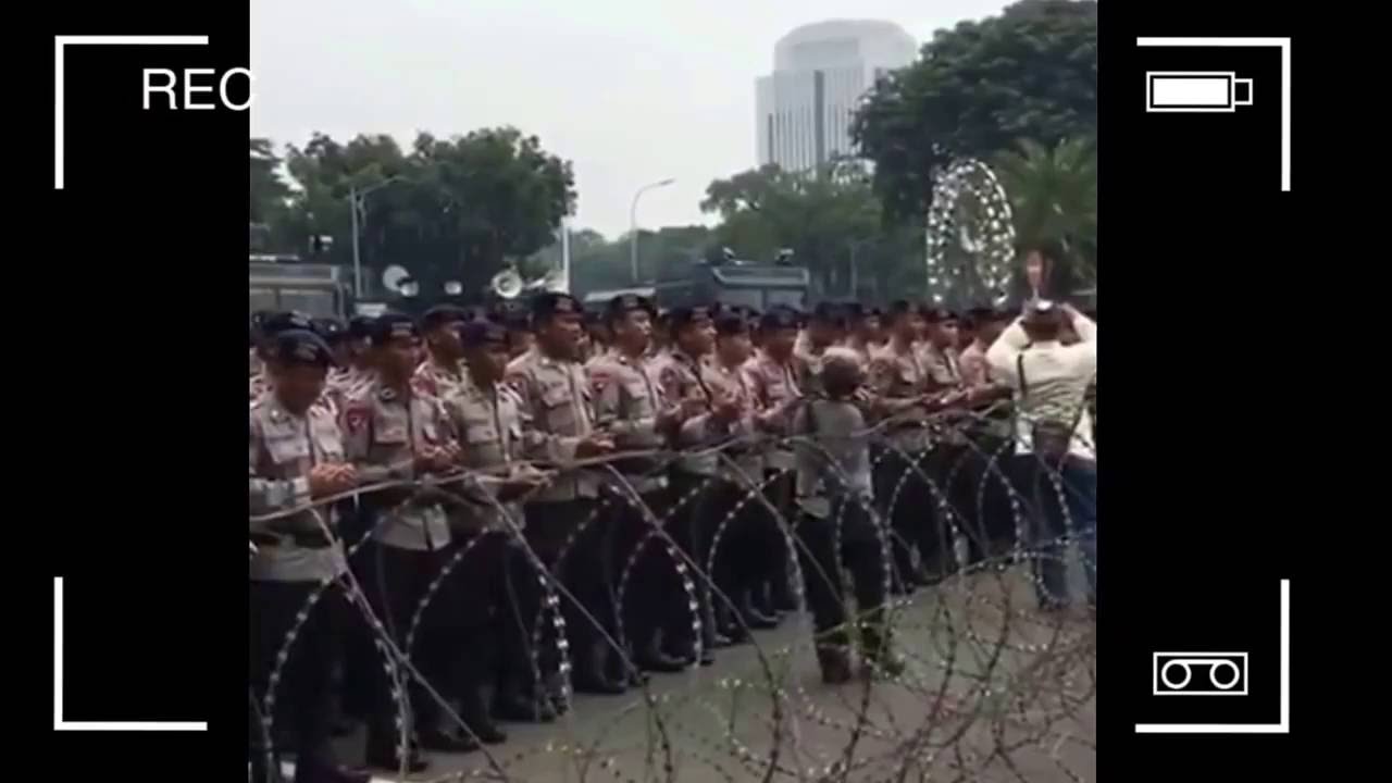 DEMO AHOK 4 NOVEMBER 2016 POLISI DAN PENDEMO SAMA SAMA SHOLAWATAN  SUBHANALLAH
