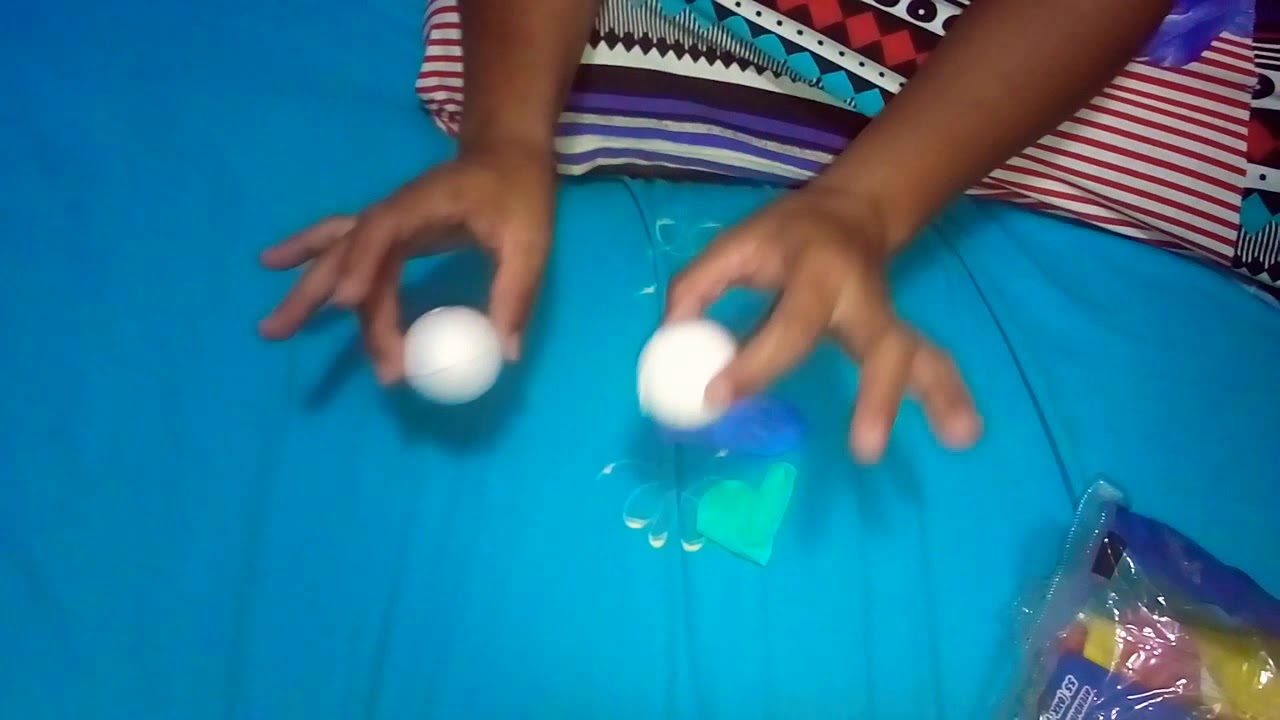 Encapando bola de isopor com bexiga