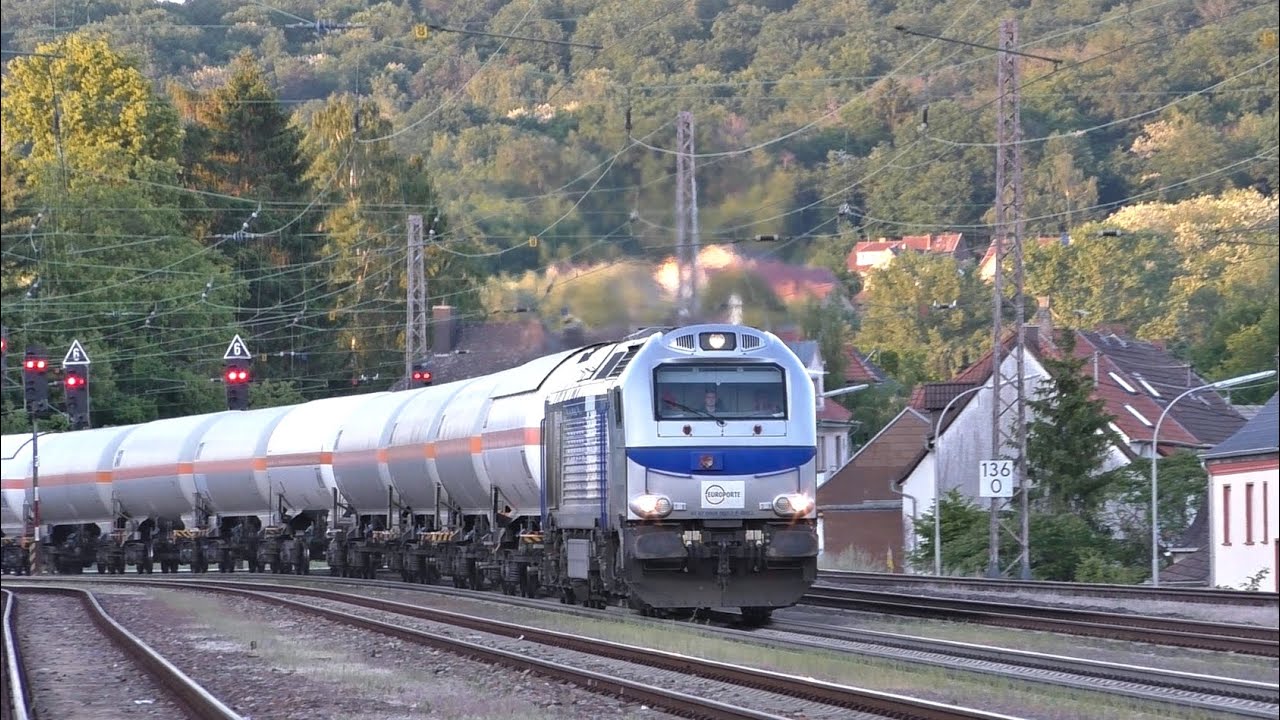 Vossloh Euro 4000 mit einem Kesselzug
