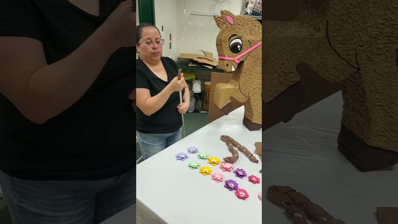 afinando ultimos detalles de la piñata caballito