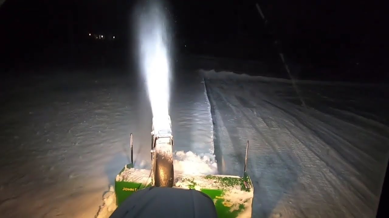 John Deere x590 with snow blower cutting into 20