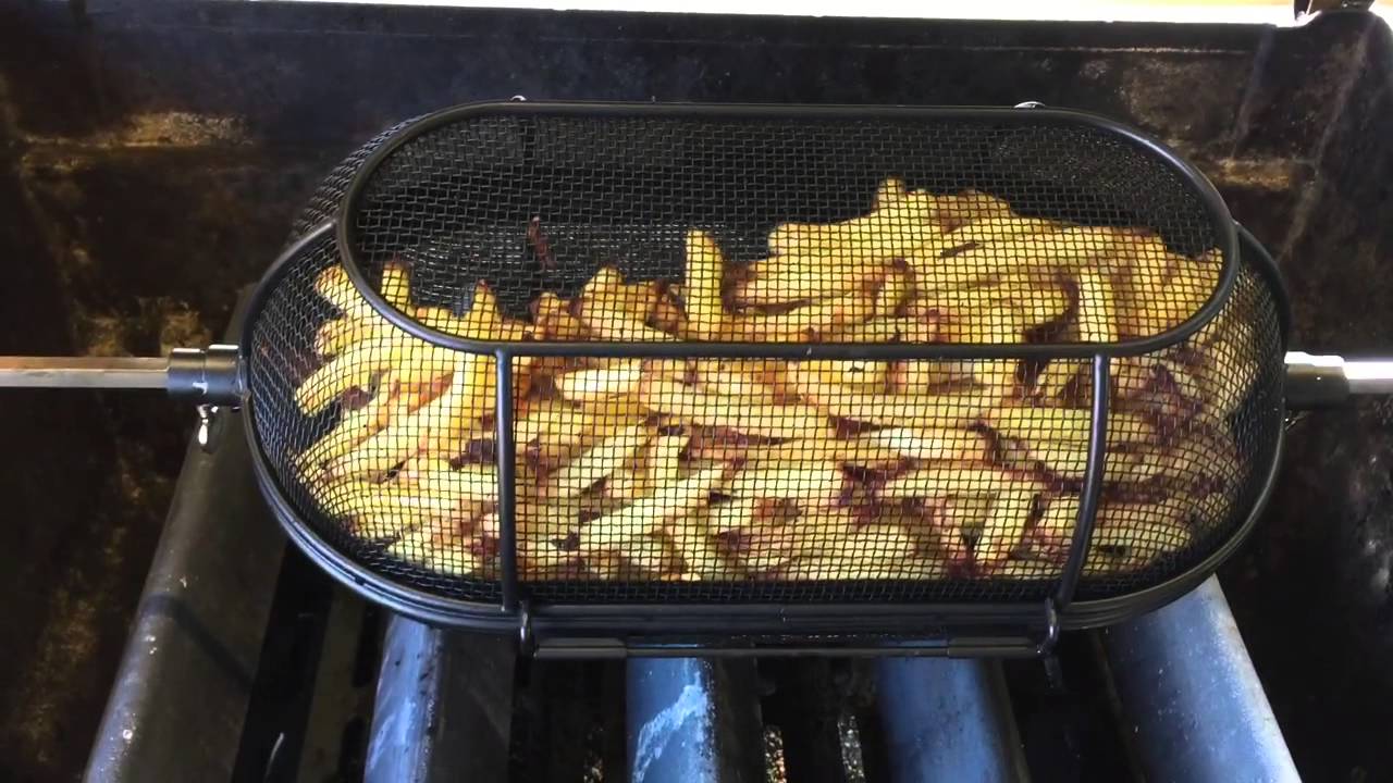 Pølsemix på rotisserie på Weber-grill