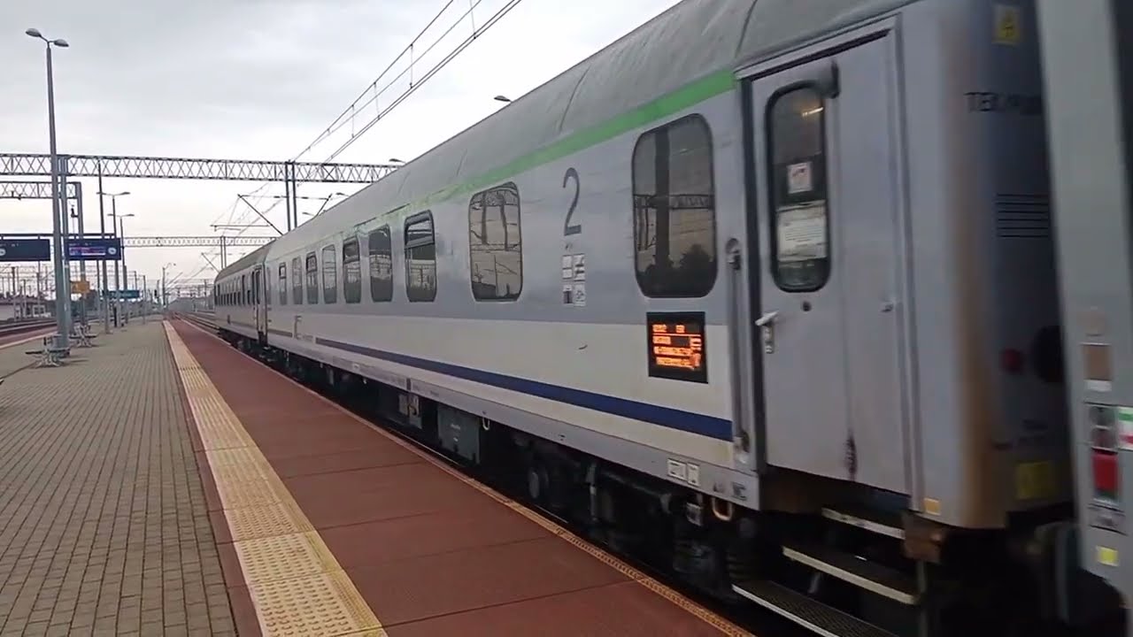 EU160-058 z IC SZKUNER do Przemyśla Gł. wjeżdża na stację Tarnów 14.10.2025