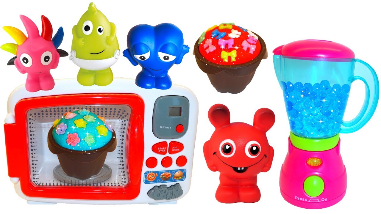Babblarna bakar tokiga muffins i micron och mixar slime och vattenbollar - Lek och lär dig färger