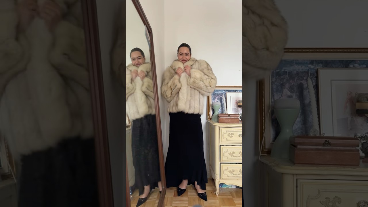 styling my fur coat 😙👛🌟 #furcoat #ootd #thriftedoutfits #outfitideas #thriftedoutfits #styling