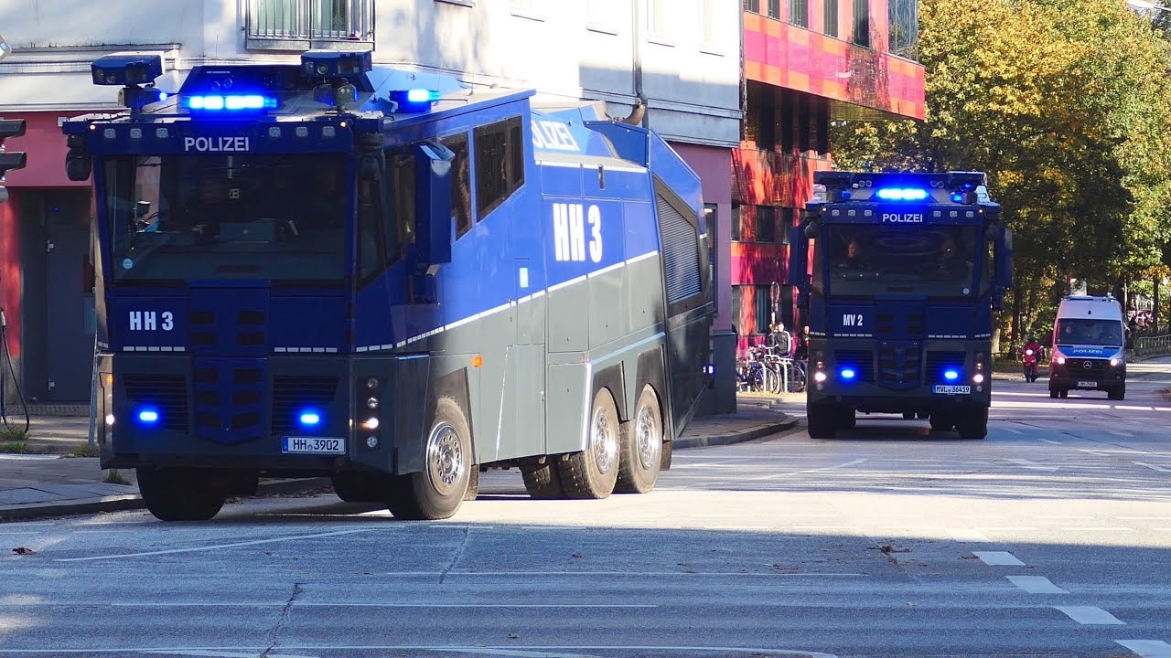 [Hunderte Hansa Fans marschieren unangekündigt über die Reeperbahn] Einsatzfahrten zum Großeinsatz