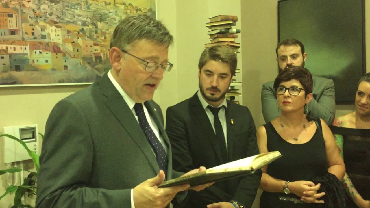 Ximo Puig firma el Libro de Honor de Buñol (2ª parte)