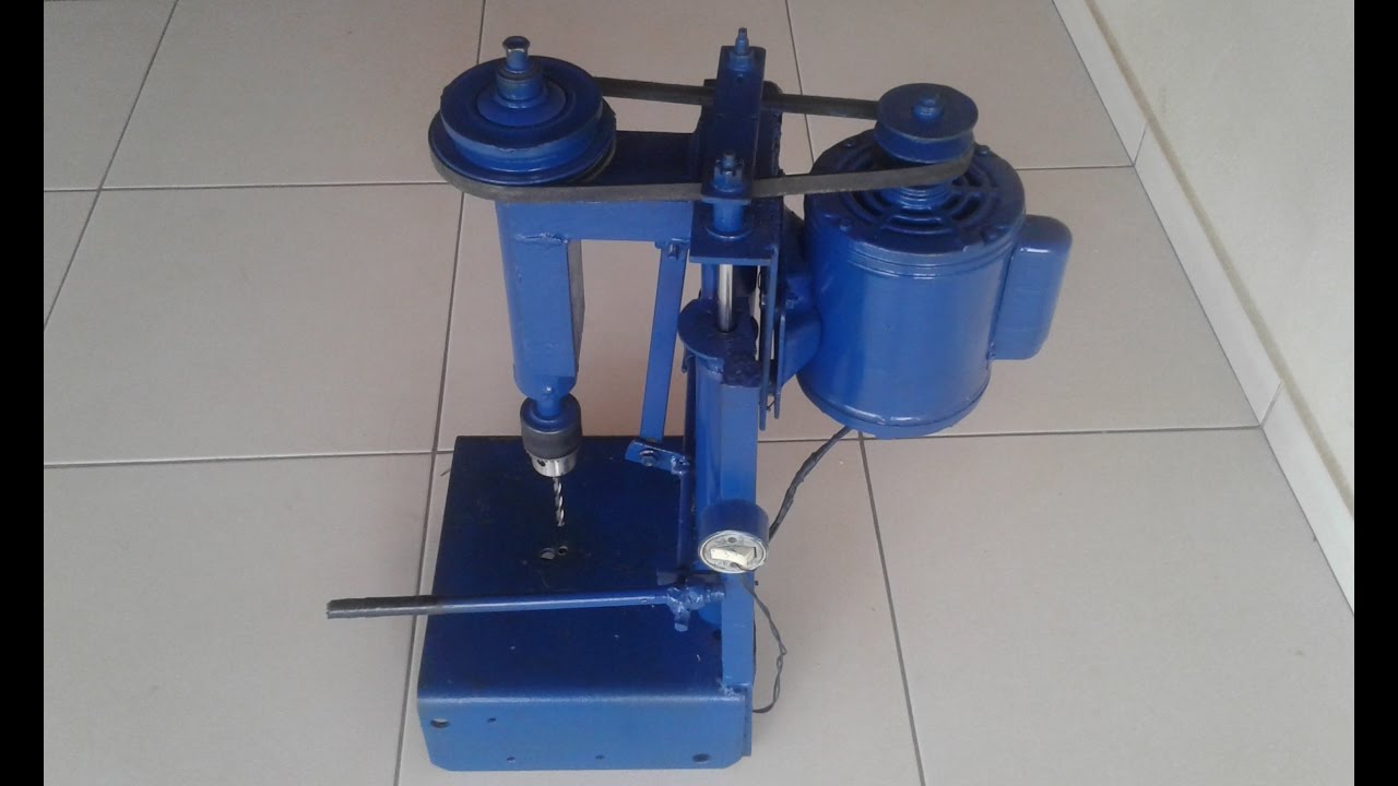 Furadeira de bancada com materiais recicláveis.