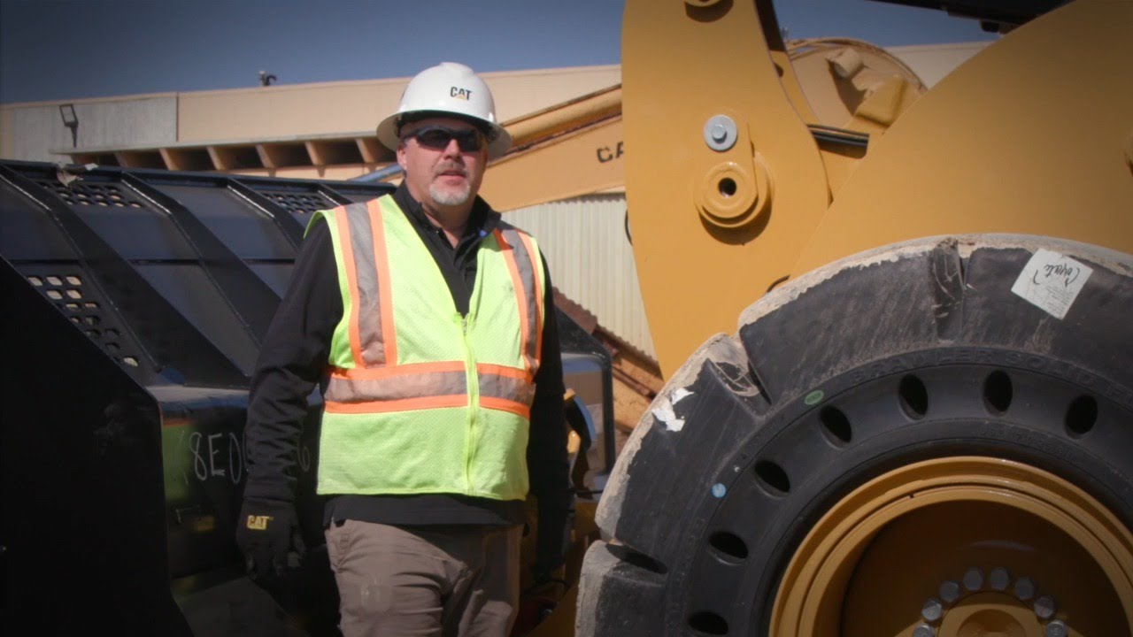 The Cat® 926 Safety Features | Waste Applications