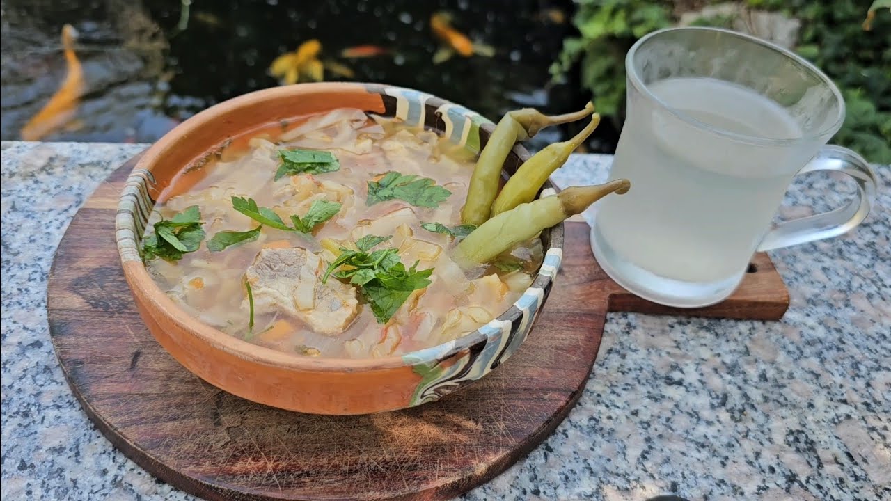 Ciorba bețivului. Ciorba de porc cu varză murată și zeamă acră de varză.