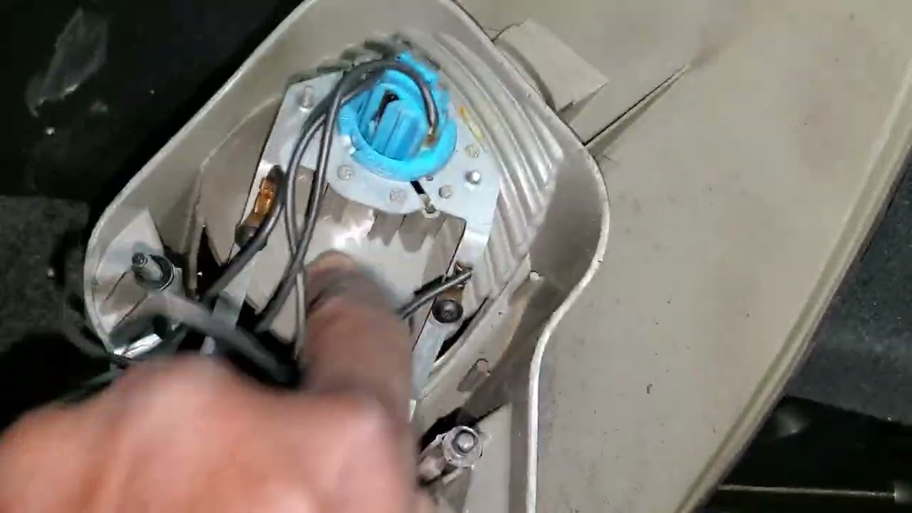 2006 Mercedes Benz R350 Tail light  Is Not Working  Water in Rear Sam Module End Tail light ...