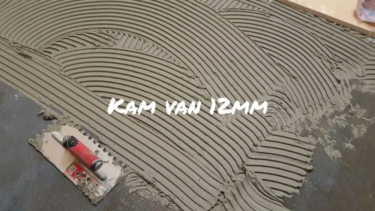 grote natuursteen tegels leggen in cement poederlijm