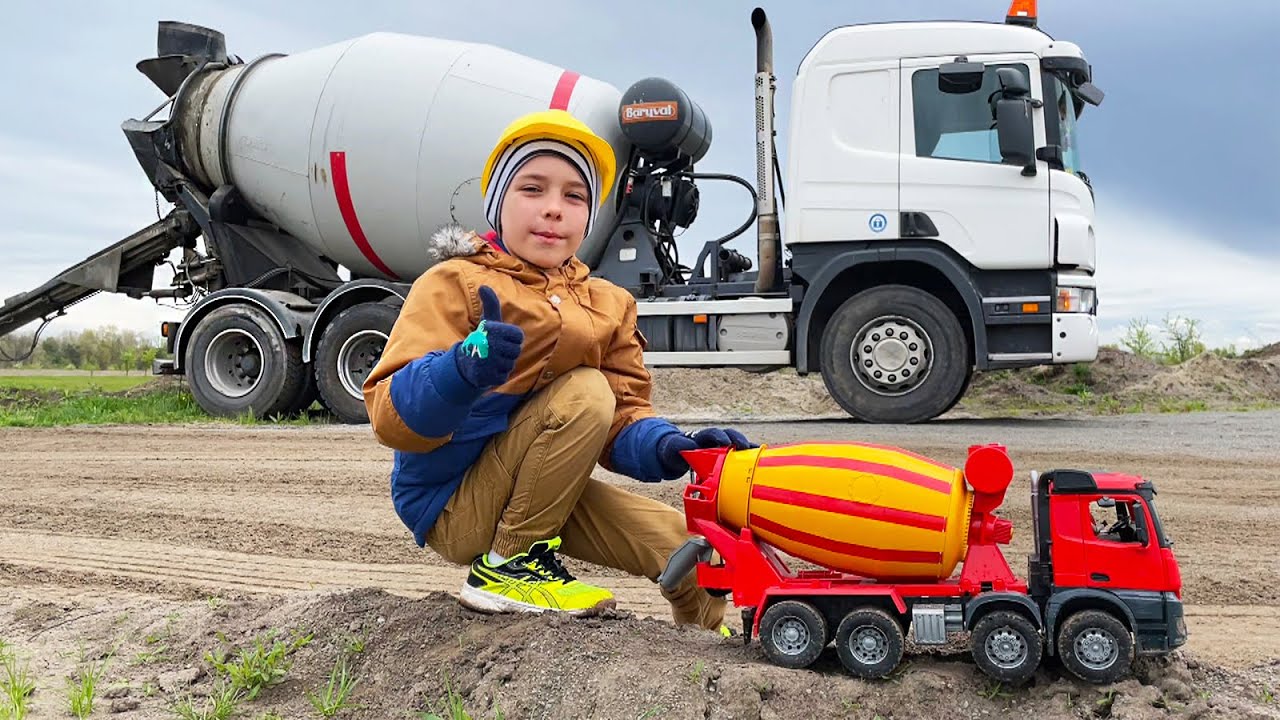 Две бетономешалки приехали работать на стройку
