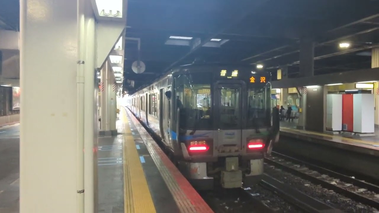 2026年1月24日IRいしかわ鉄道金沢(駅)2番のりば到着→停車 あいの風とやま鉄道521系·AK21編成(1005)+AK8編成(15)運行530M[普通]普通列車金沢行き金沢着