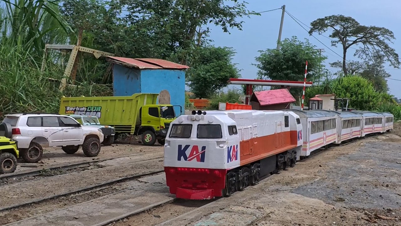 Mantap Melewati Perlintasan Kereta Api Panjang Lokomotif CC206 Melaju di Jembatan lewat Tanjakan