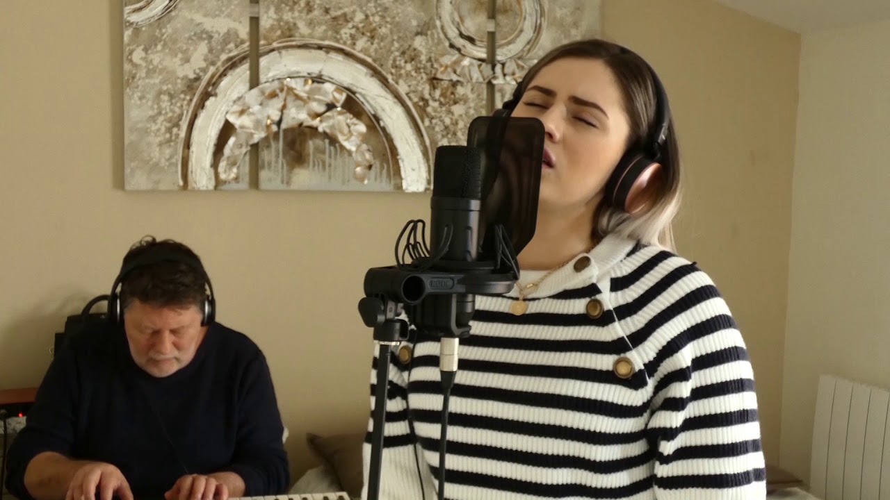 Moins Joli Iliona interprété par Chloé