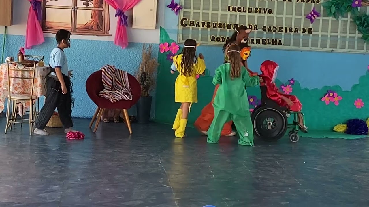 Chapeuzinho da cadeirinha de rodas vermelho - Conto inclusivo