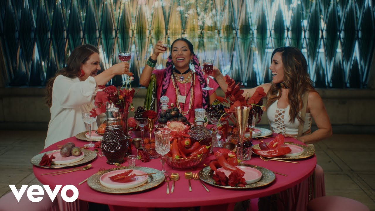 Lila Downs, Niña Pastori, Soledad - Tan Bonita (Video Oficial)