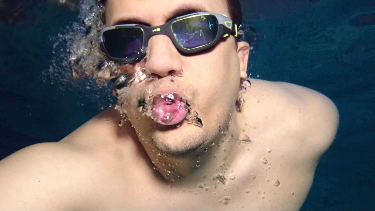JE TESTE MON NOUVEAU PORTABLE SOUS L'EAU