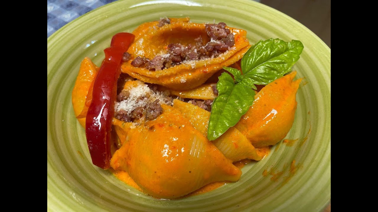 Conchiglioni con salsiccia e crema di peperoni