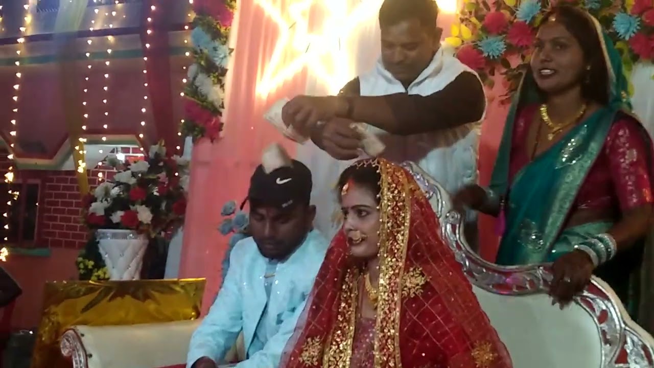 Bhanja ki dulhan ki mu dikhai ghar par