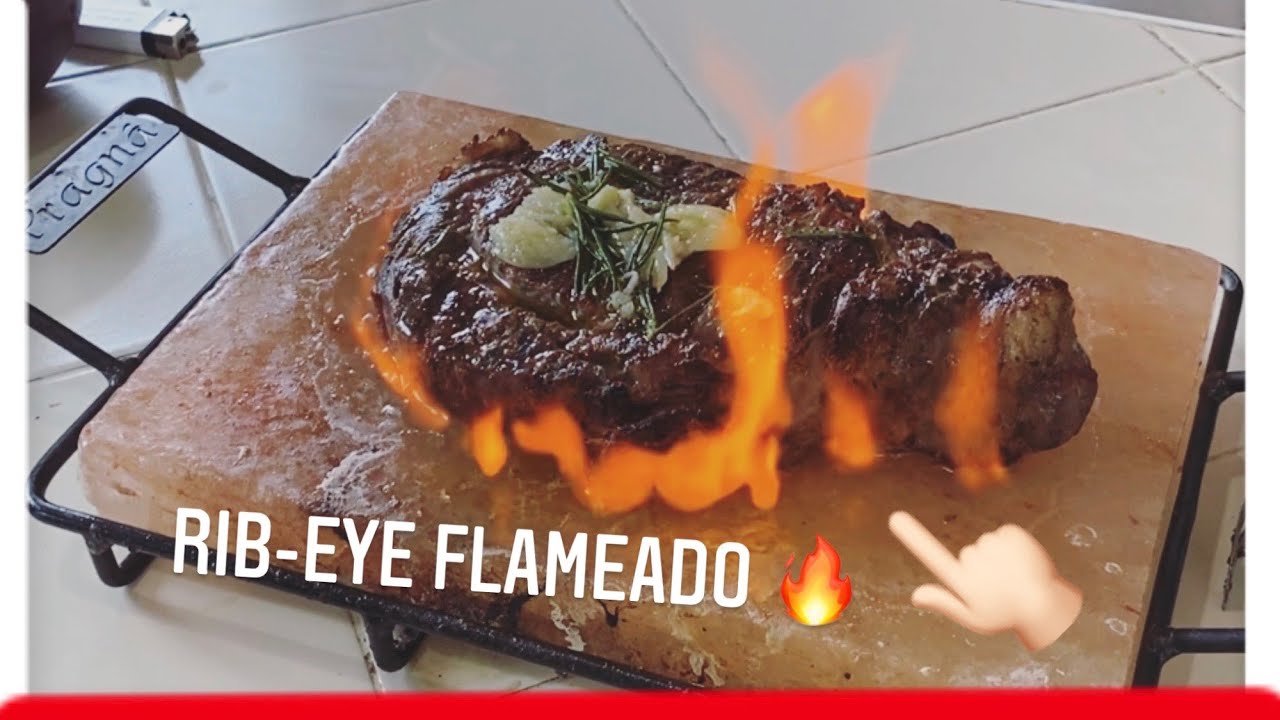 Cómo preparar rico ribeye flameado en bloque de sal