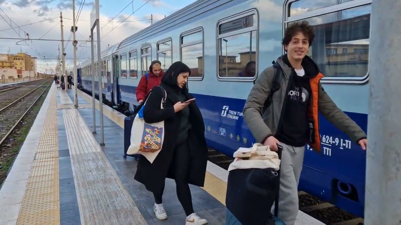 Arrivo treno Sicilia Express Torino - Palermo/Siracusa a Villa San Giovanni (dom 22 dic 2024)