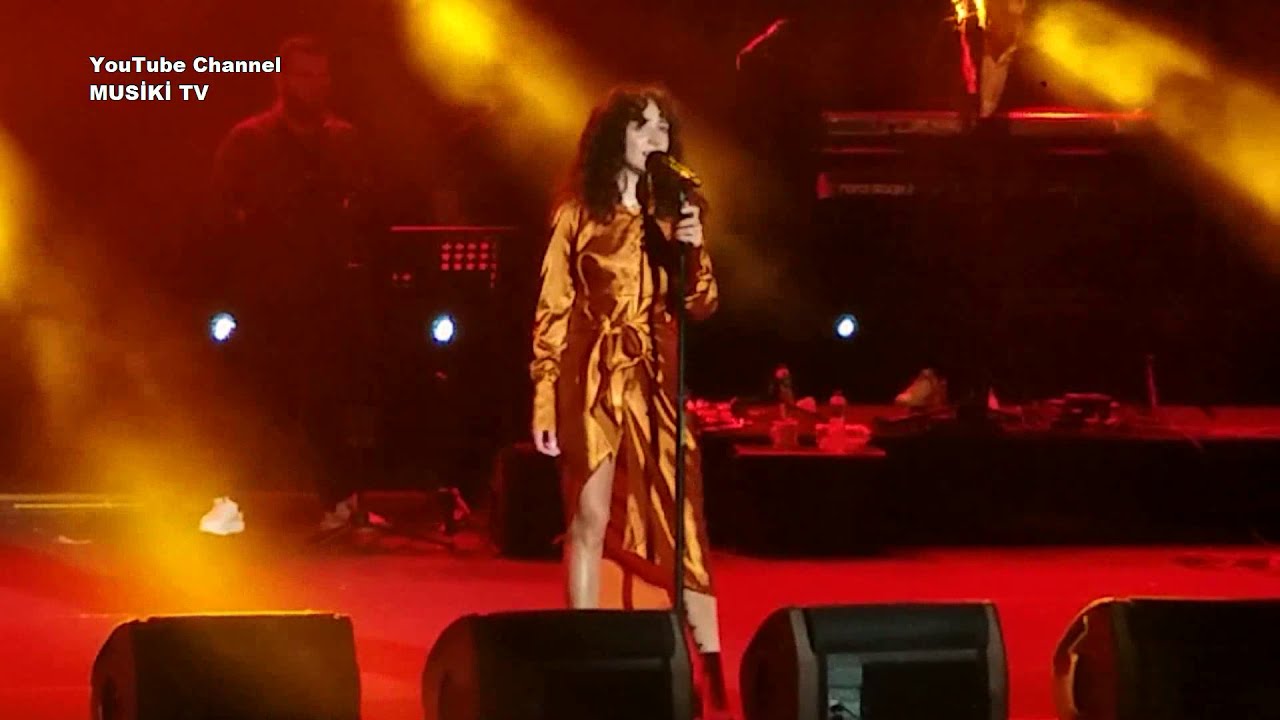 ZEYNEP BASTIK - Dön Bak Dünyaya (Pinhani cover) (Konser/Canlı) @ Antalya Park