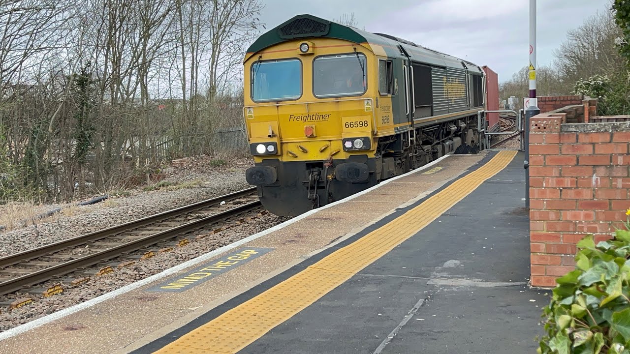 Northern 195005 1L64 meets Freightliner 66598 4L73 Lea Road 12/3/2026