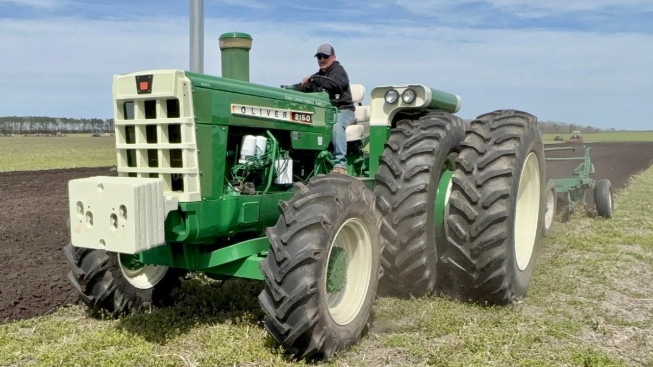 OLIVER 2150 Tractor Plowing
