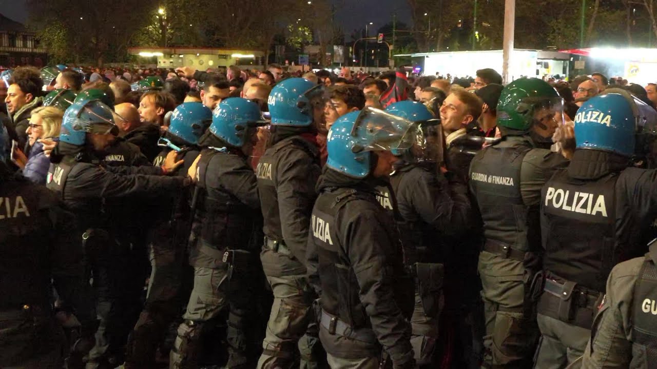 LIVE Milan-Napoli, l'arrivo dei pullman delle squadre e dei tifosi a San Siro: diretta video