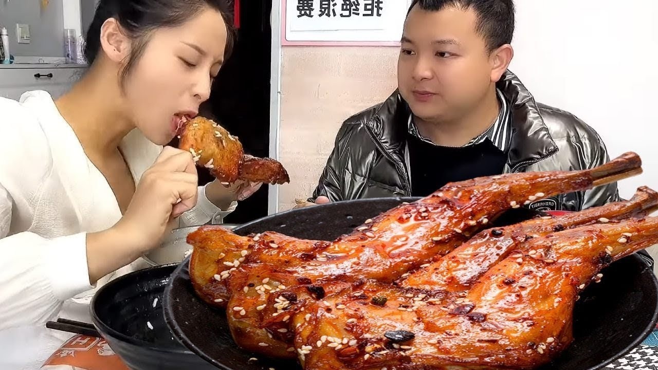 蠢老公太心急！抢走鸡蛋碗却错过藏好的大鸡腿，傻眼了吧！【九零后夫妻】