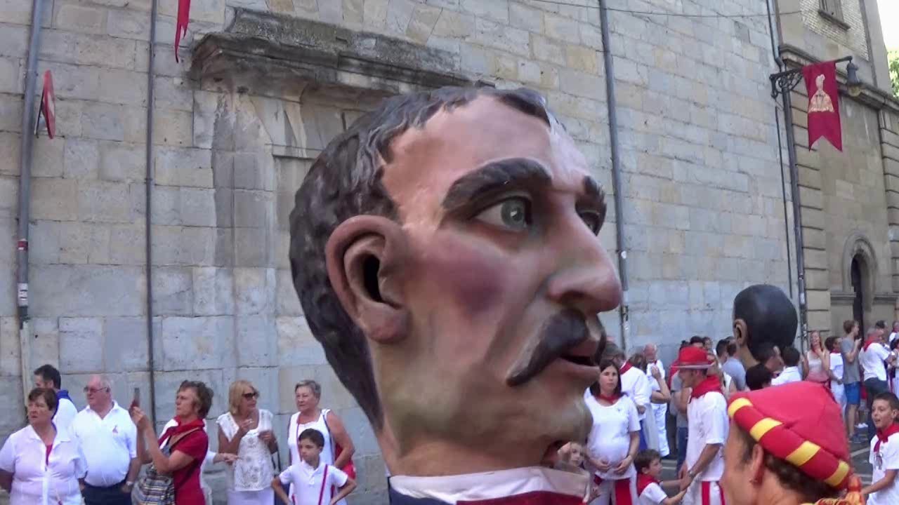 PROCESIÓN SAN FERMÍN 2017 Gigantes y kilikis en la calle Mayor