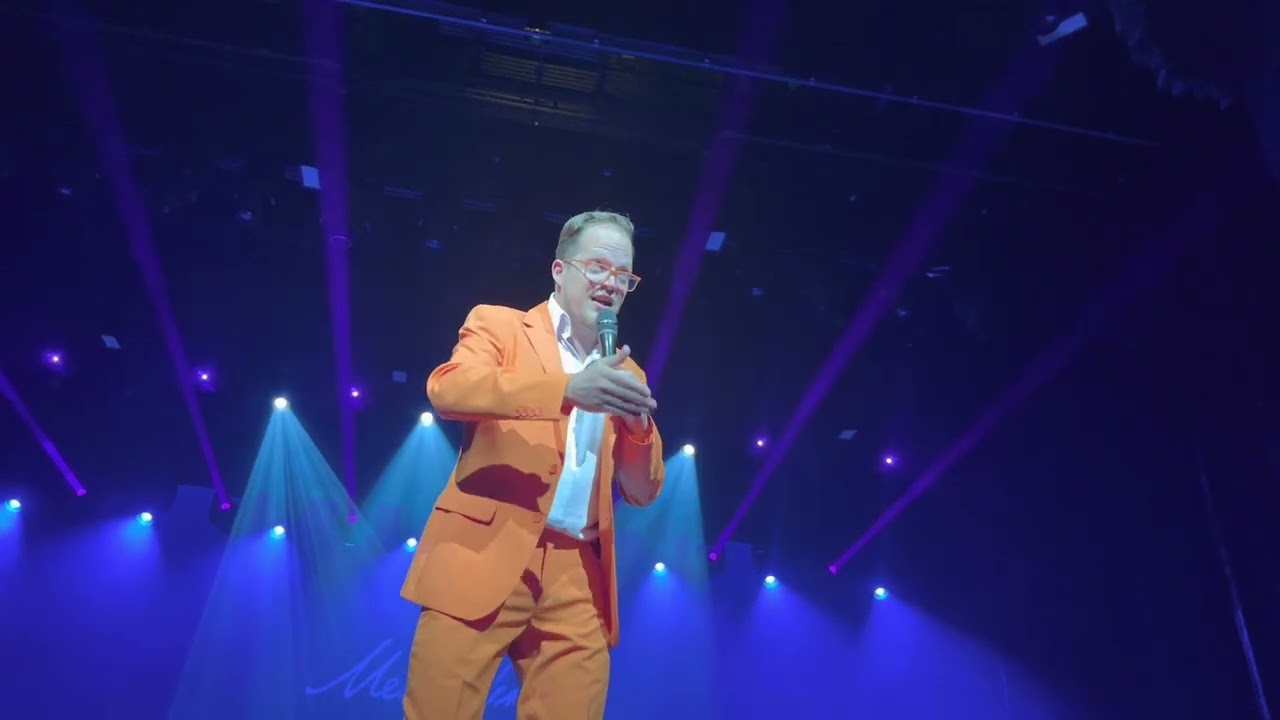 Letztes Mein Schiff Crew Show Opening mit Michael Hogenbirk Mein Schiff 3