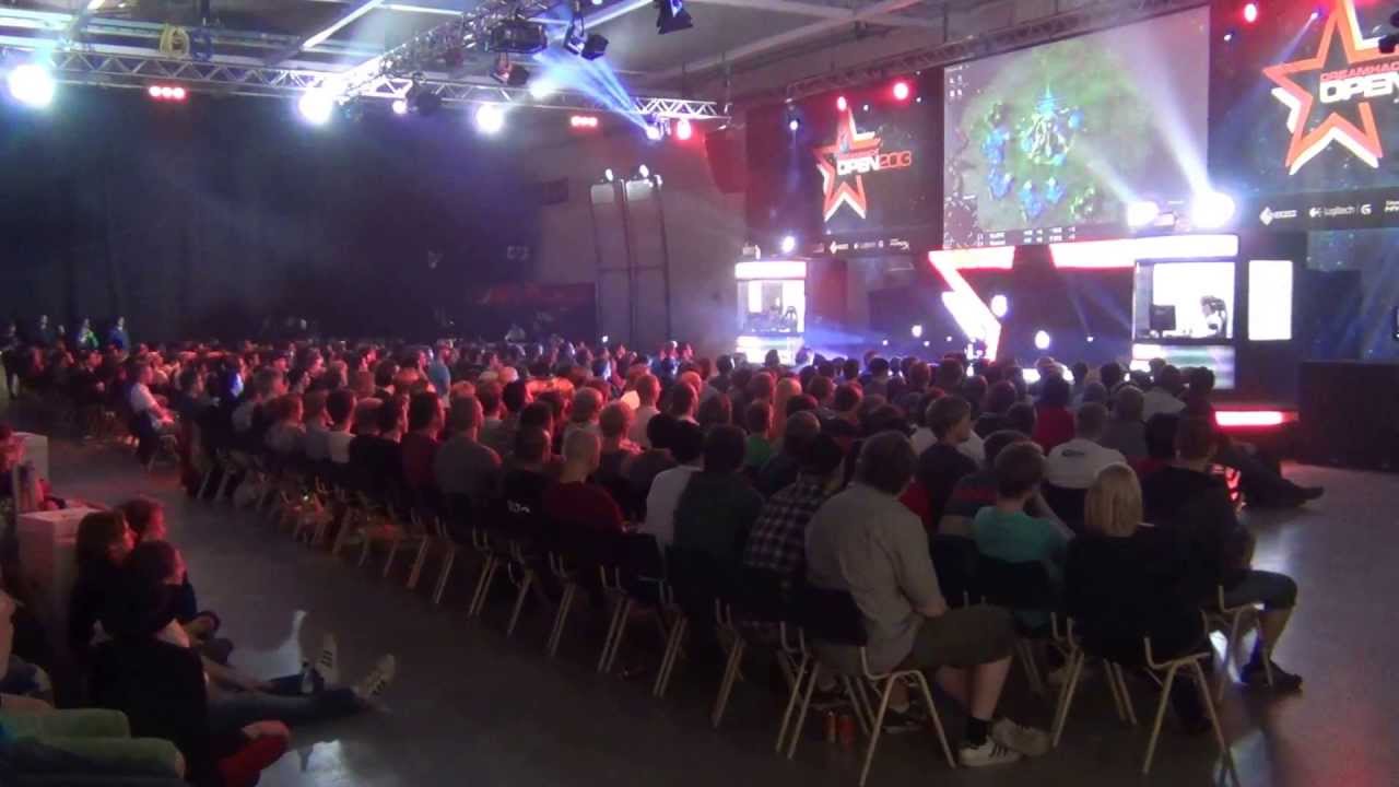 DreamHack Open: Summer 2013: Crowd cheering for Jaedong and StarDust