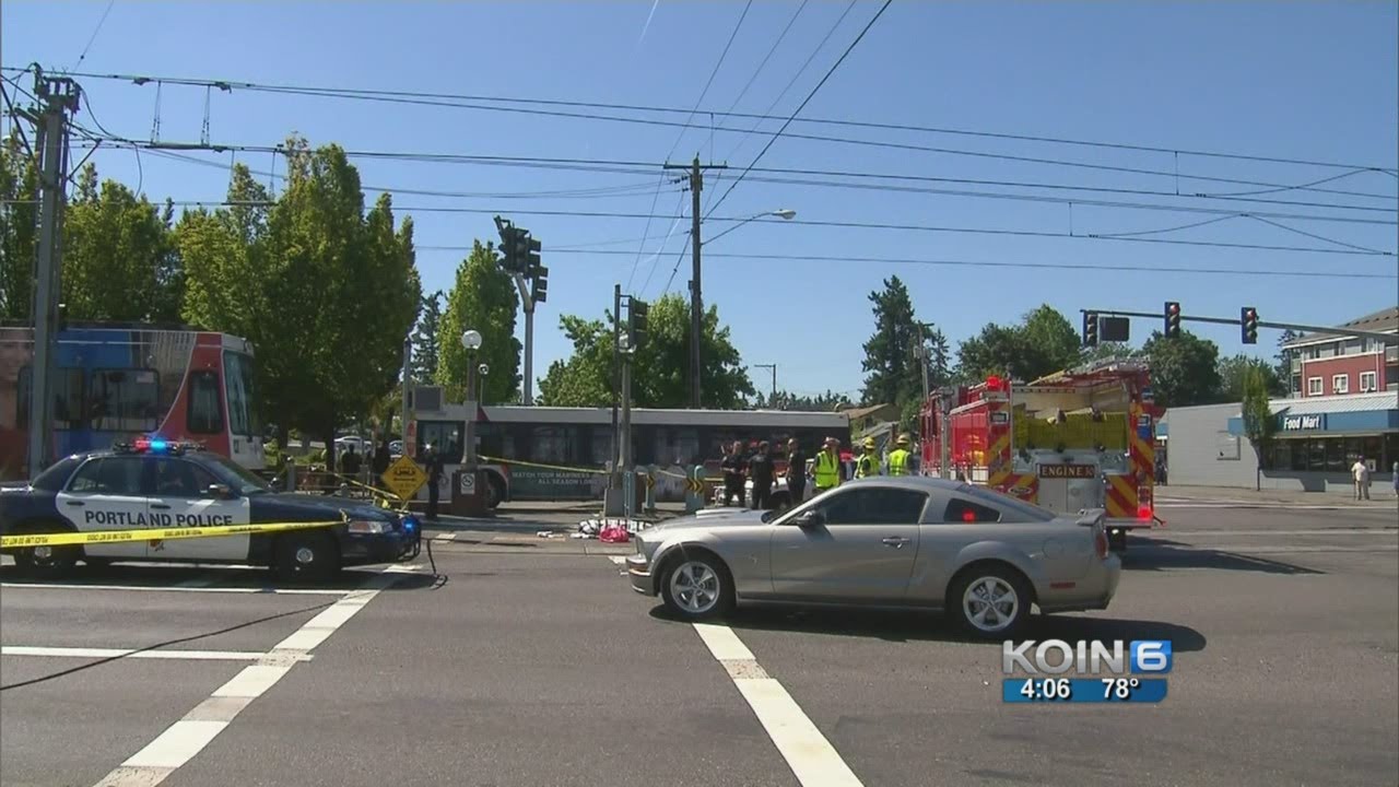 Man hit by MAX train in NE Portland, dies
