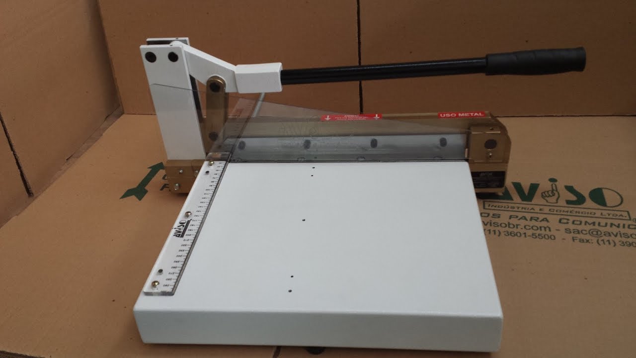 Guilhotina para corte de chapas plásticas e metálicas