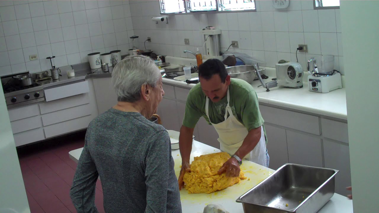 Scannone supervisa el amasado de sus hallacas
